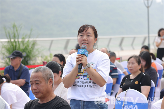 市民现场提问。第1眼TV-华龙网记者 李黎 摄