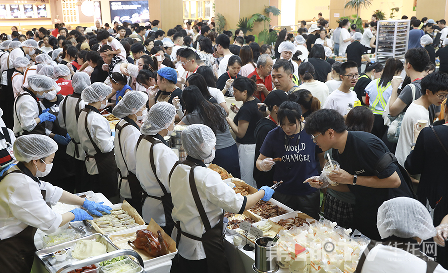 市民免费品尝美食。