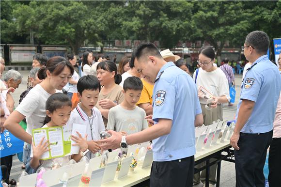 民警為現(xiàn)場小學生講解。金山街道供圖