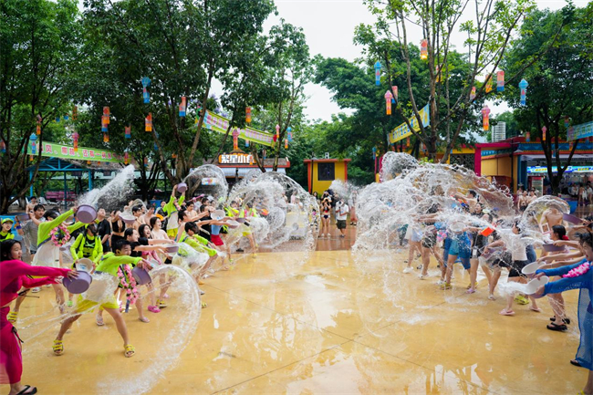 泰式泼水玩法。玛雅海滩水公园供图