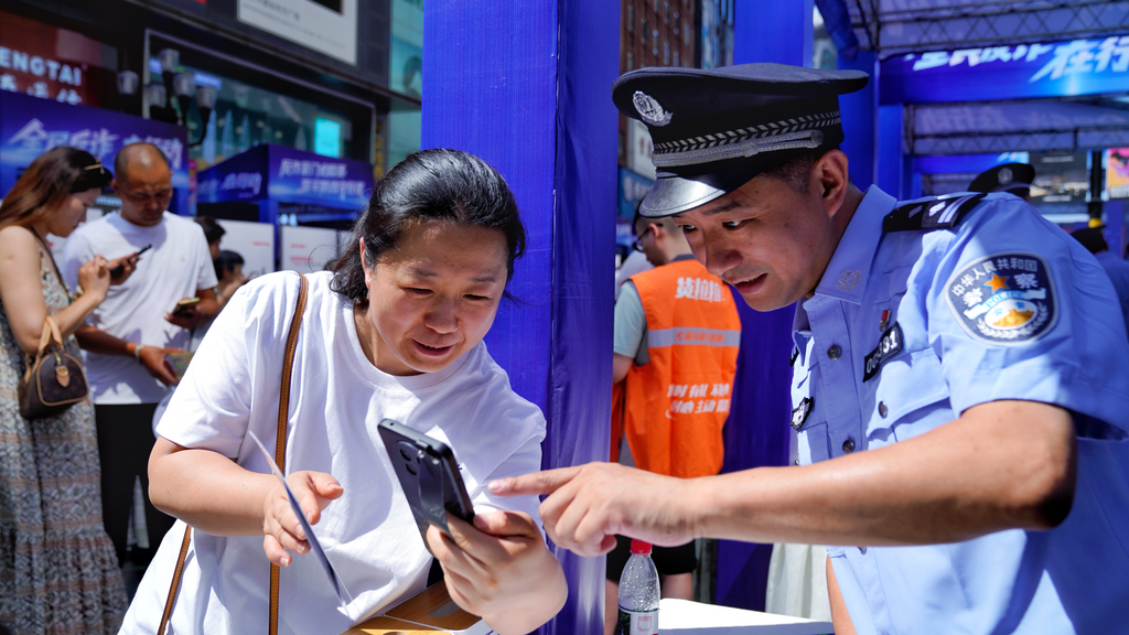 民警向市民宣传反诈知识。 警方供图