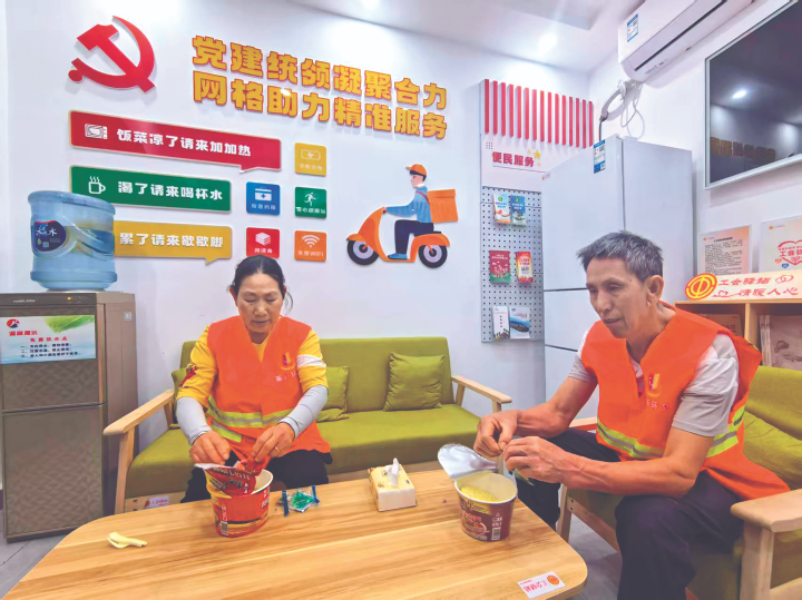 勞動者在全時驛站享用熱食休憩。全媒體記者 黃蘭清 供圖