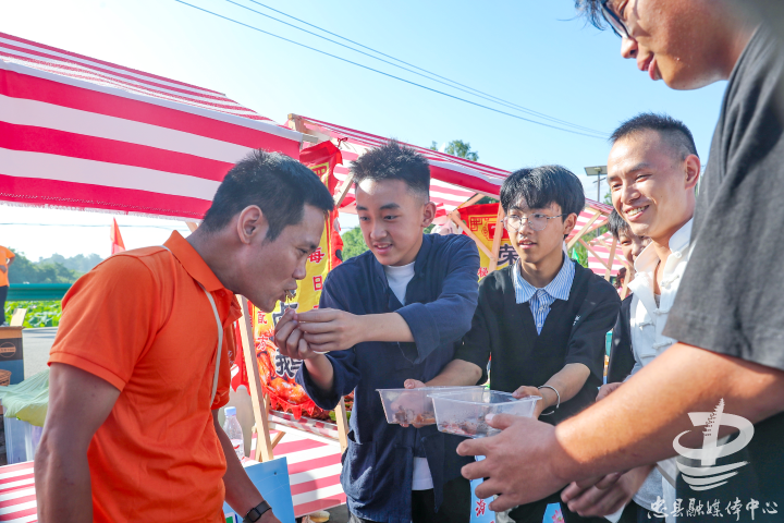 商家向游客投喂鹵鵝。 記者 田華平 攝