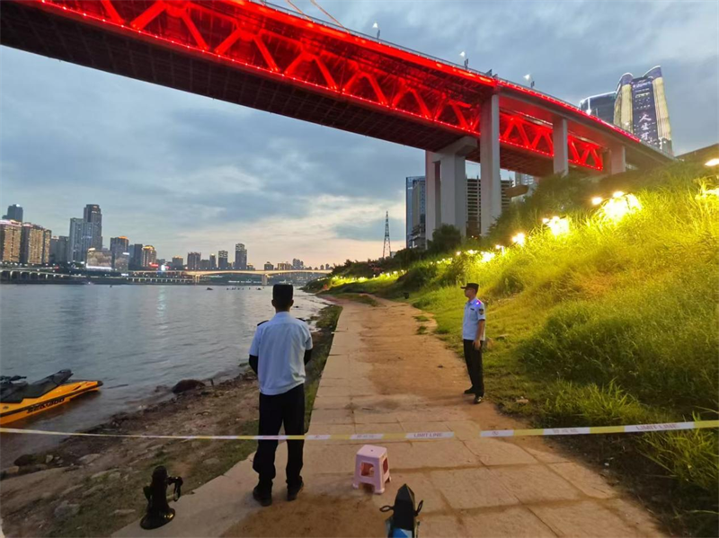 街道組織各方力量在江灘重要點位值守，勸離危險區域群眾。江北城街道供圖 第1眼TV-華龍網發