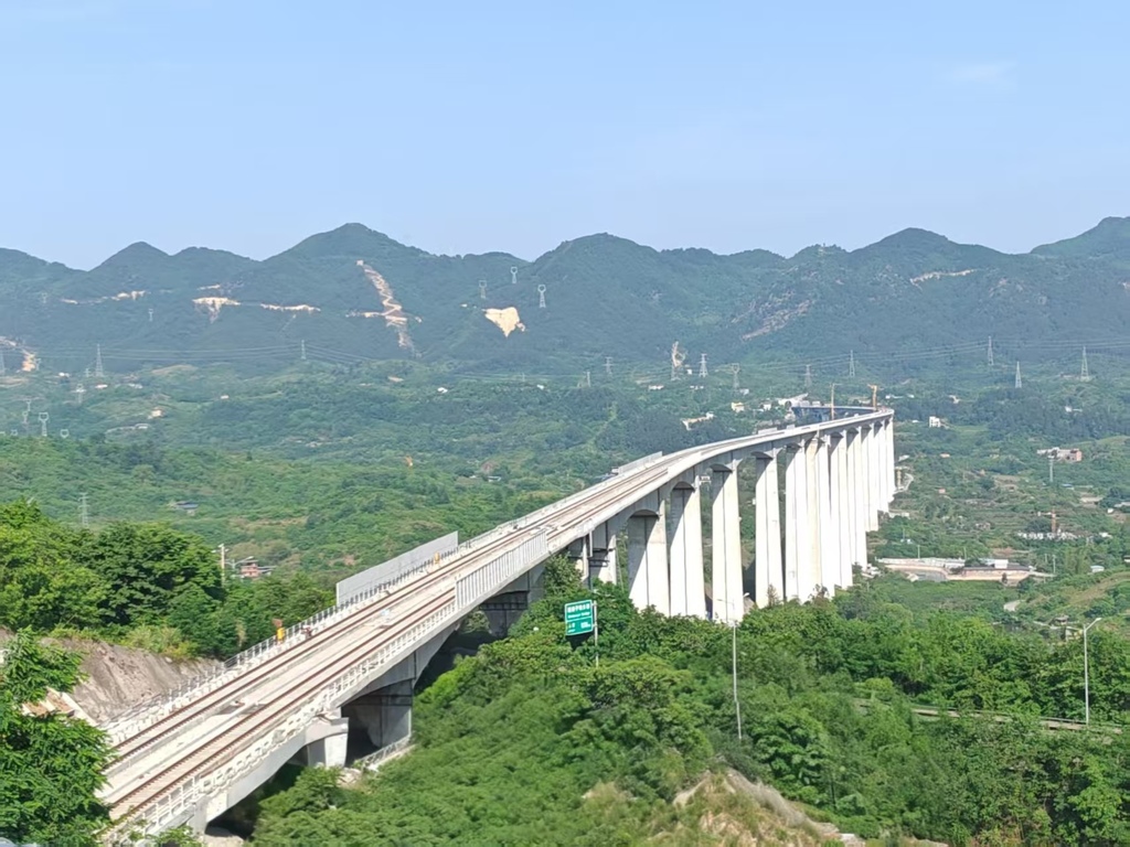 15号线一期土建工程T3航站楼—龙骏大道站高架区间段进入铺轨阶段。受访者供图