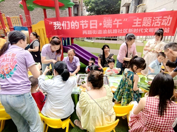 9、志愿者現場教授孩子們包粽子。通訊員 譚容 攝