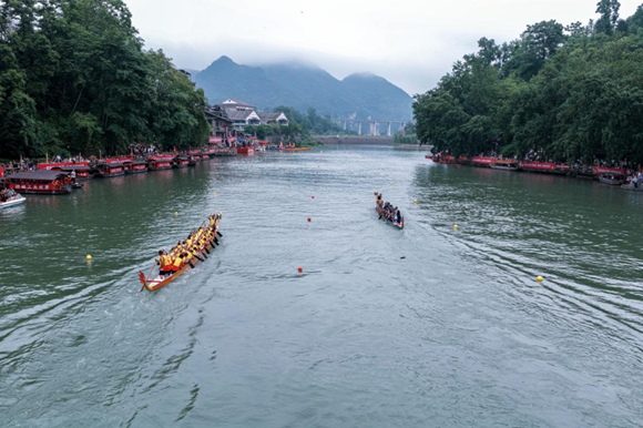 賽龍舟。秀山縣文旅委供圖