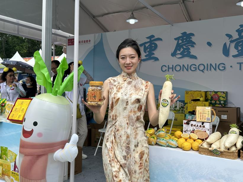 擺滿潼南特產(chǎn)的展臺(tái)。潼南區(qū)委宣傳部供圖 第1眼TV-華龍網(wǎng)發(fā)