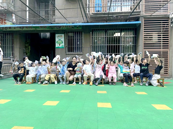 孩子們收到禮物開心的歡呼。通訊員 張菊蓉 攝
