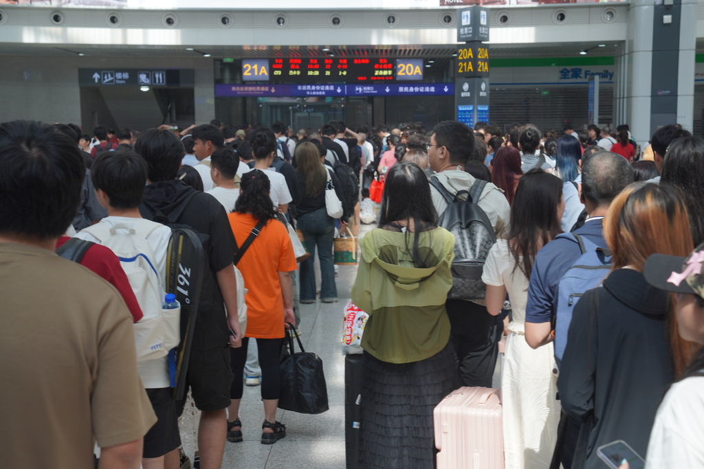 旅客有序排隊(duì)檢票。通訊員 汪亮 攝