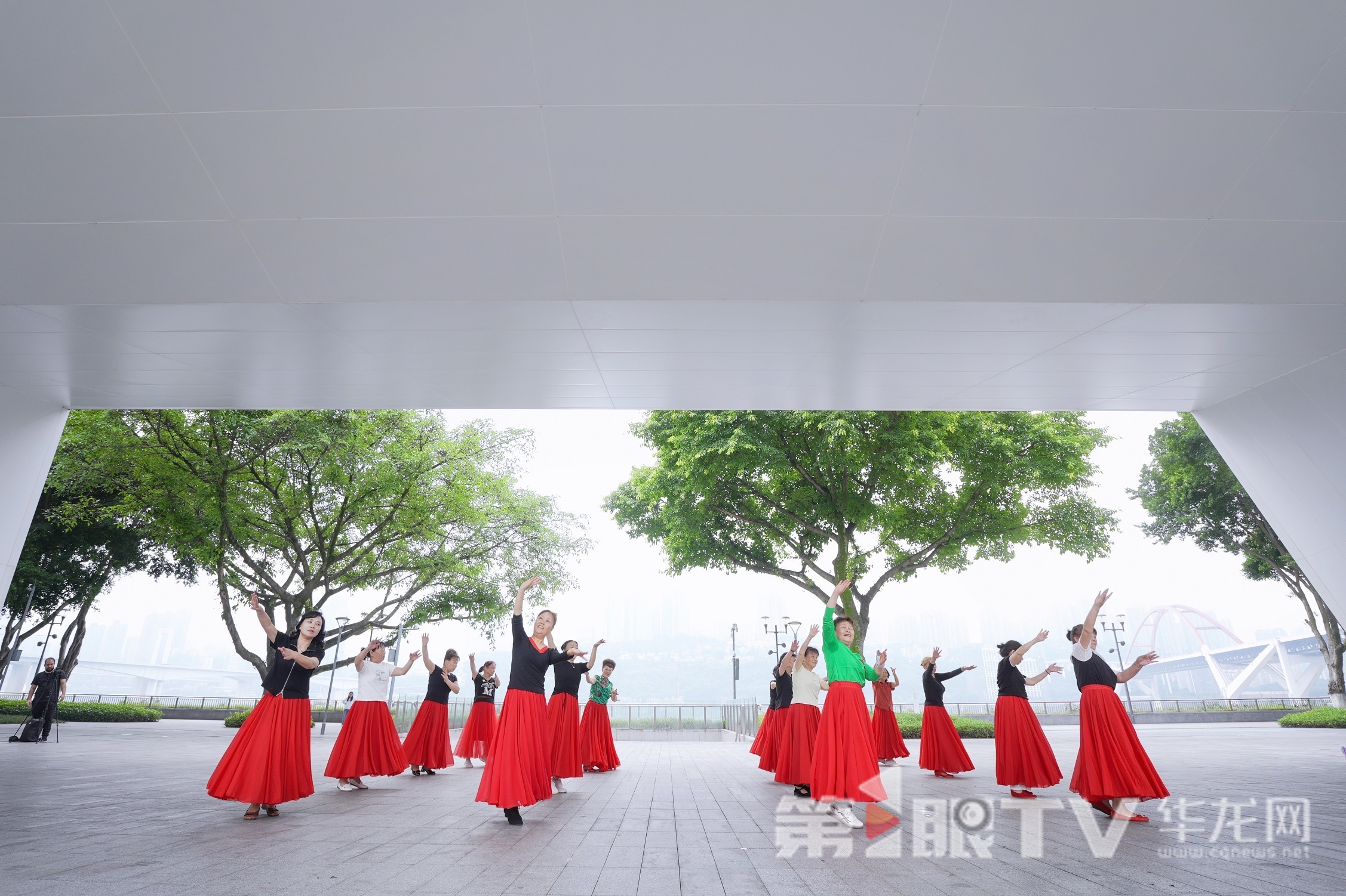 重庆珊瑚公园内,市民正在跳舞。第1眼TV-华龙网记者 李一鸣 摄
