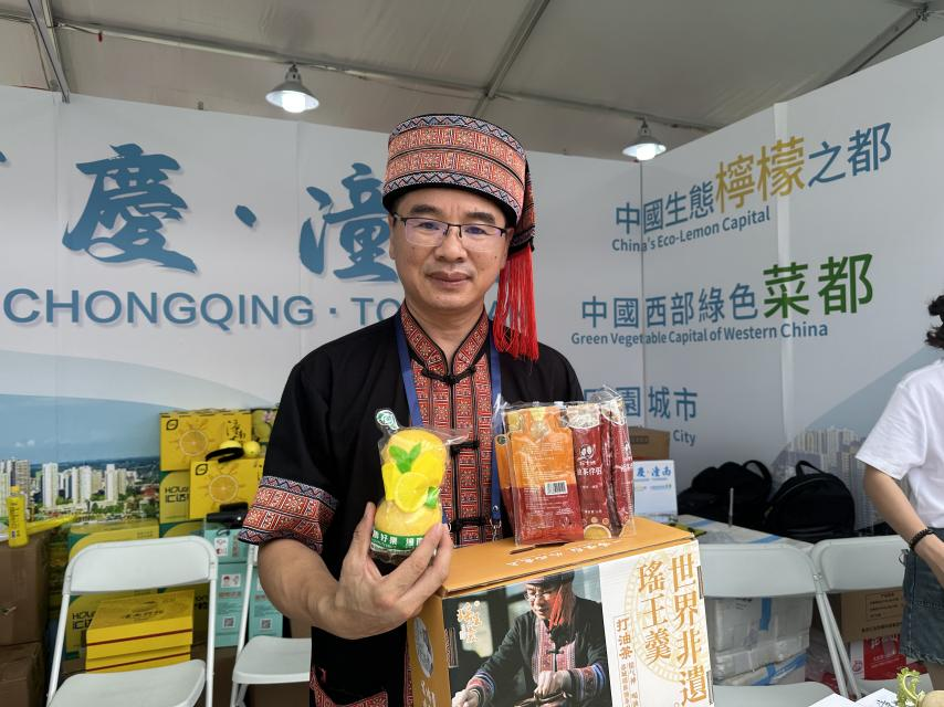 瑤鄉(xiāng)醇店鋪負(fù)責(zé)人傳承人周黎維手捧潼南檸檬。潼南區(qū)委宣傳部供圖  第1眼TV-華龍網(wǎng)發(fā)