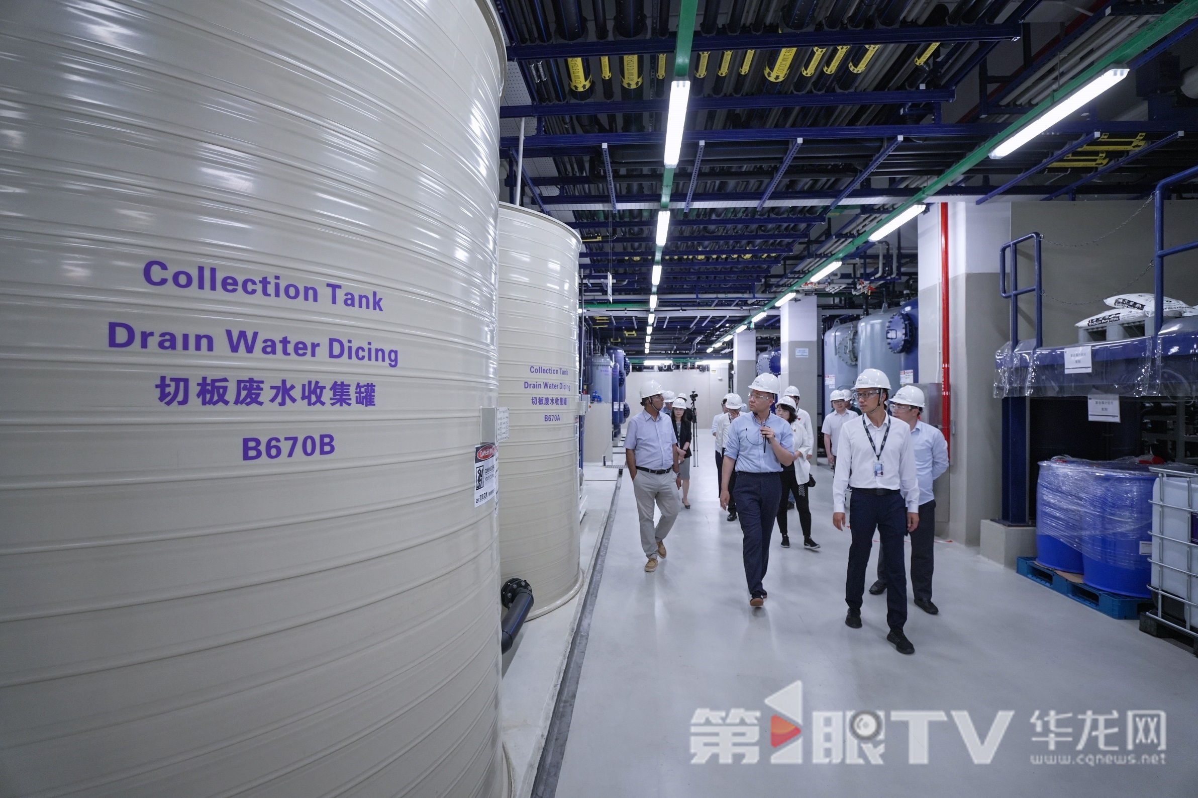 记者团采访奥特斯科技绿色生产。第1眼TV-华龙网记者 李一鸣 摄