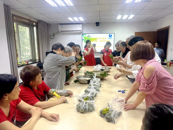 2、“文明e起來”“我們的節(jié)日·端午”包粽子活動現場。通訊員 張競 攝