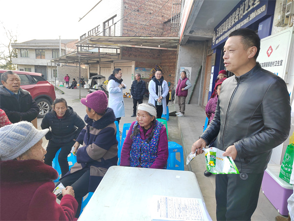 蘇建星為村民提供健康咨詢。四屏鎮(zhèn)供圖 第1眼TV-華龍網(wǎng)發(fā)