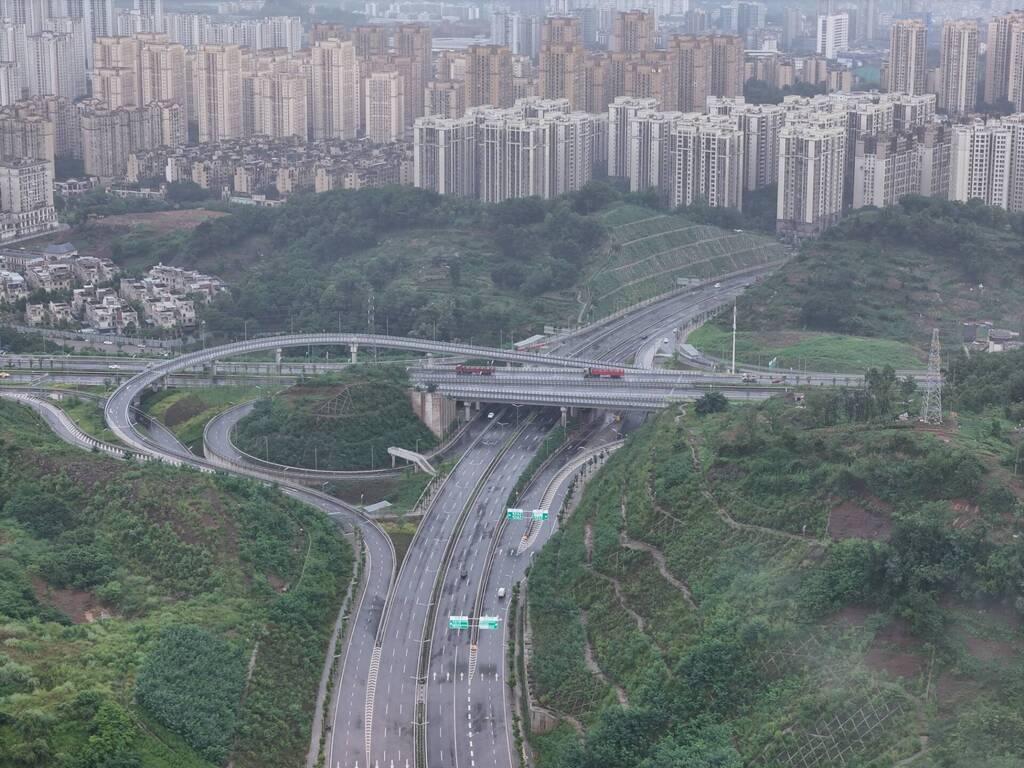 随着此段道路的通车,南山组团至茶园组团的距离缩短至2公里。通讯员 郭旭 摄