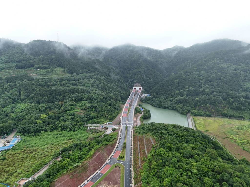 正式通车的兴黄路全长3