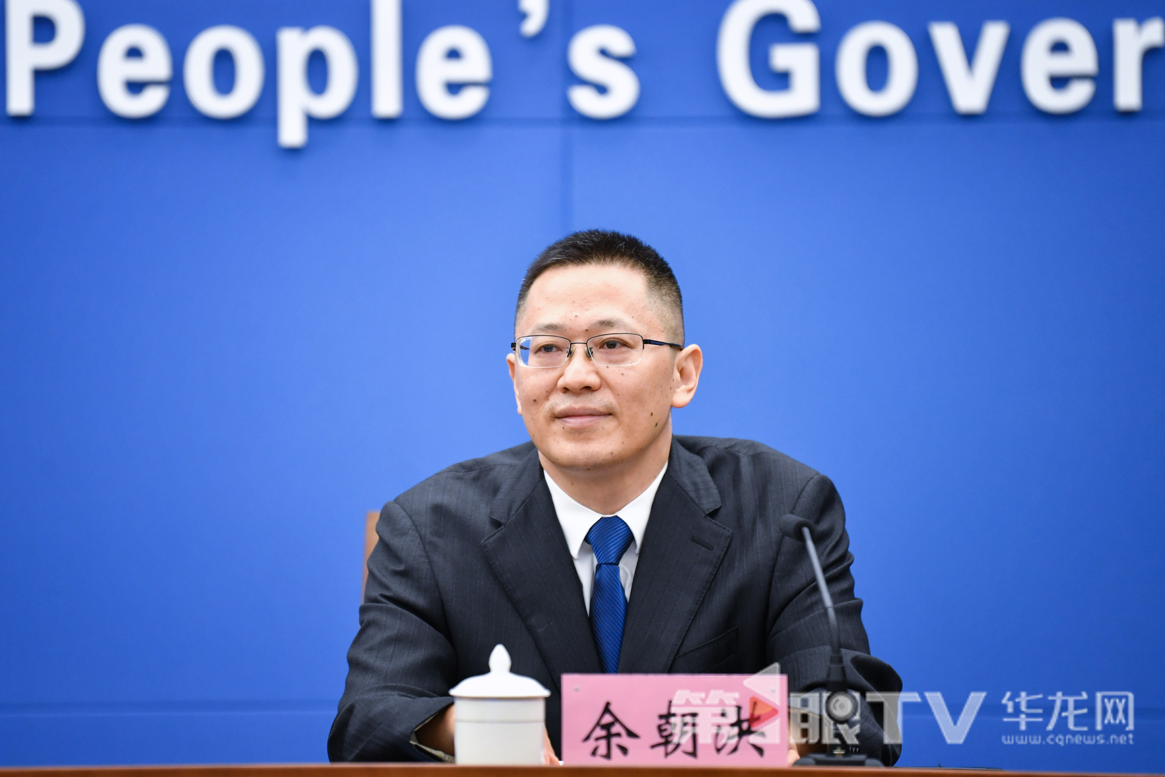 6月30日,“扛起新使命 谱写新篇章”系列主题新闻发布会(第十三场)打造15分钟高品质生活服务圈新闻发布会举行。图为市商务委总经济师余朝洪回答记者提问。第1眼TV-华龙网记者 李一鸣 摄