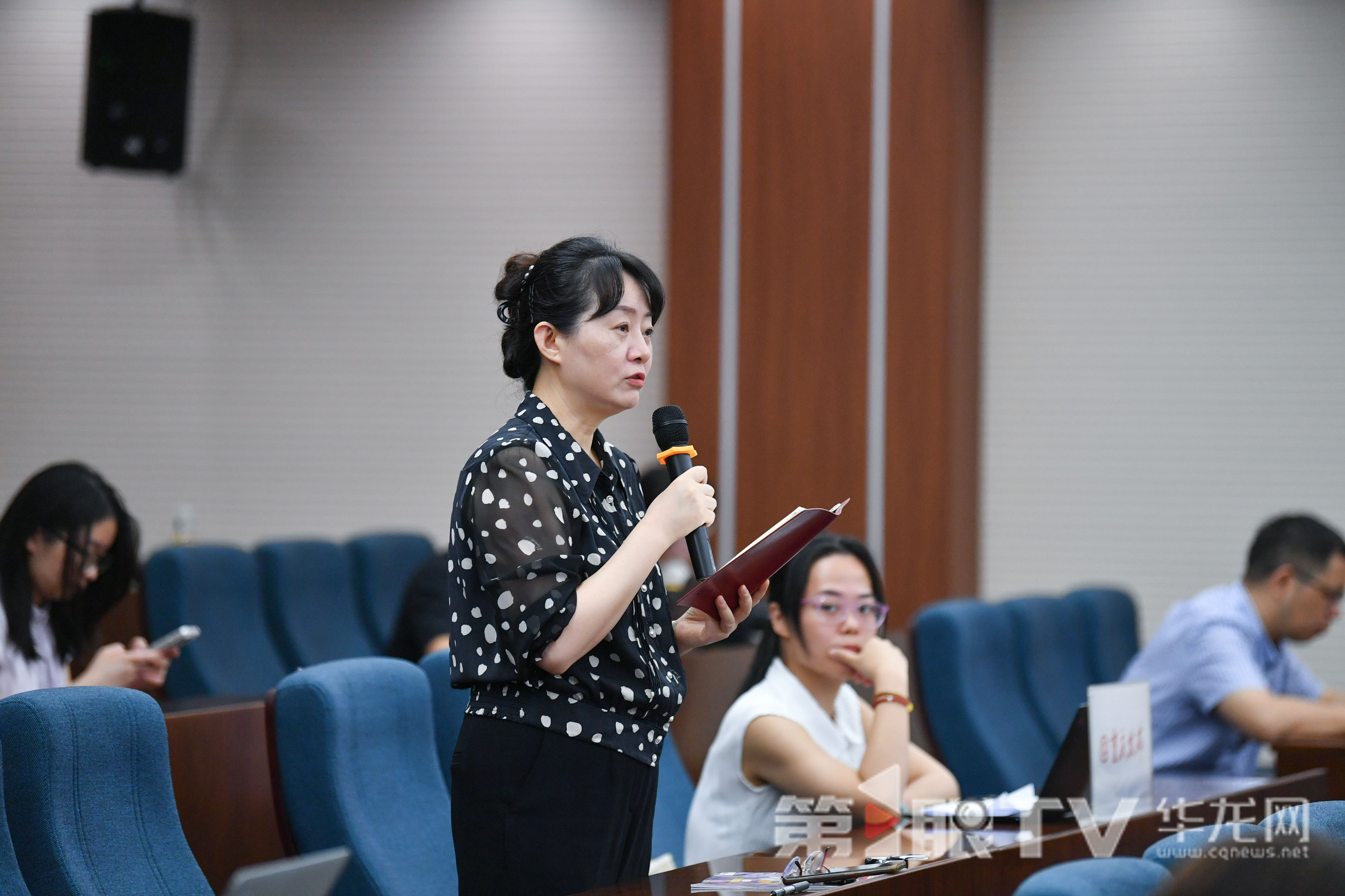 6月30日,“扛起新使命 谱写新篇章”系列主题新闻发布会(第十三场)打造15分钟高品质生活服务圈新闻发布会举行。图为现场记者提问。第1眼TV-华龙网记者 李一鸣 摄