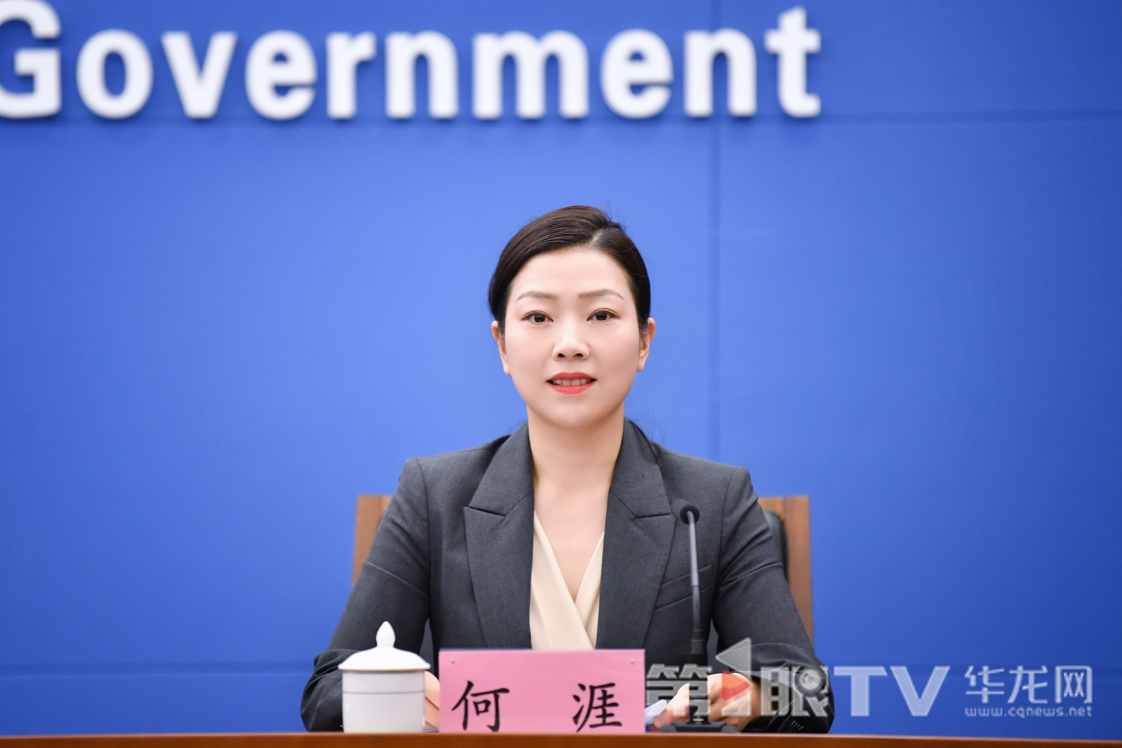6月30日,“扛起新使命 谱写新篇章”系列主题新闻发布会(第十三场)打造15分钟高品质生活服务圈新闻发布会举行。图为市委宣传部新闻发布处处长何涯主持新闻发布会。第1眼TV-华龙网记者 李一鸣 摄
