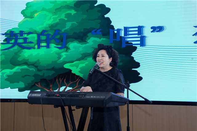 志愿者代表冉西西現(xiàn)場彈唱，分享《蒲公英的“唱”想》故事。江北區(qū)委宣傳部供圖 第1眼TV-華龍網發(fā)