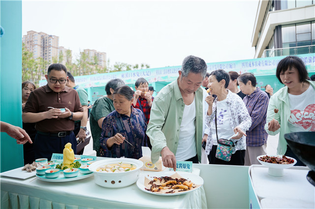 市民現場品嘗兔肉美食。主辦方供圖