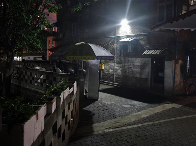 新裝的路燈照亮了居民回家路。江北區(qū)大石壩街道供圖