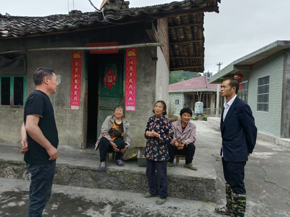 網格員上門宣傳。秀山縣龍鳳壩鎮