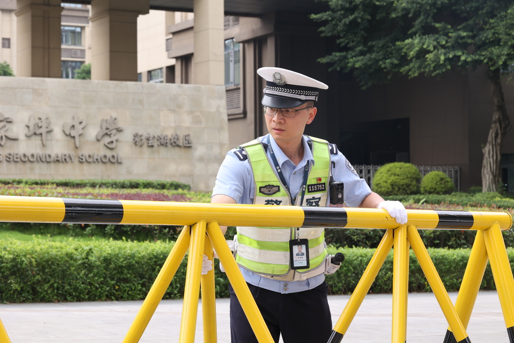 检查考场周边安全措施。 警方供图