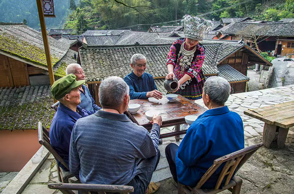 喝茶議事。秀山縣委宣傳部供圖