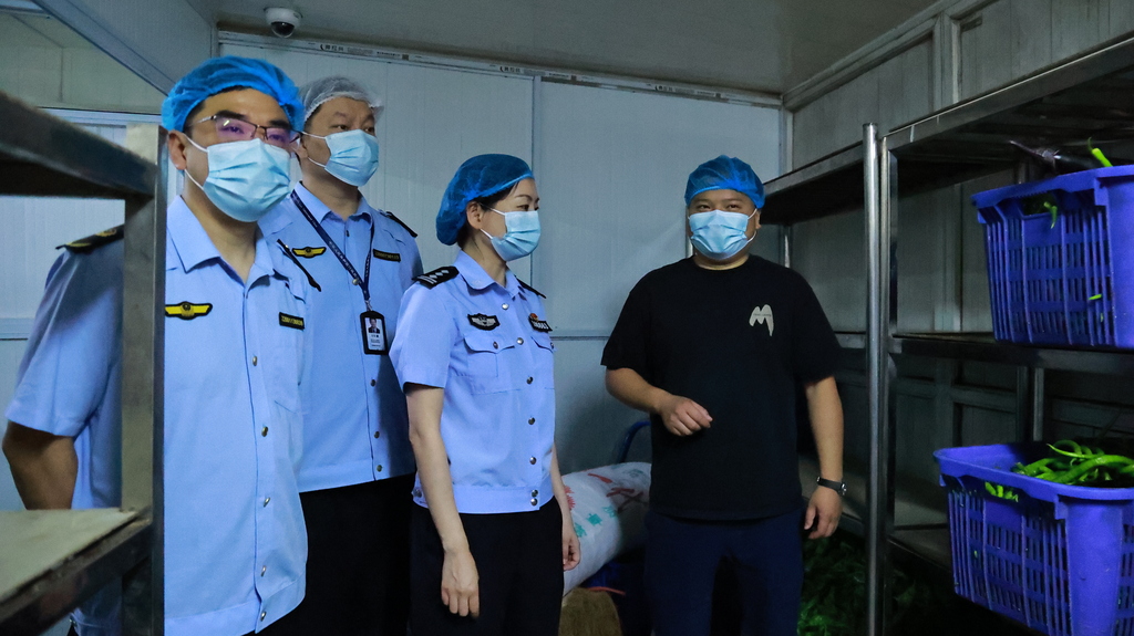 联合检查确保考生食品安全。 警方供图