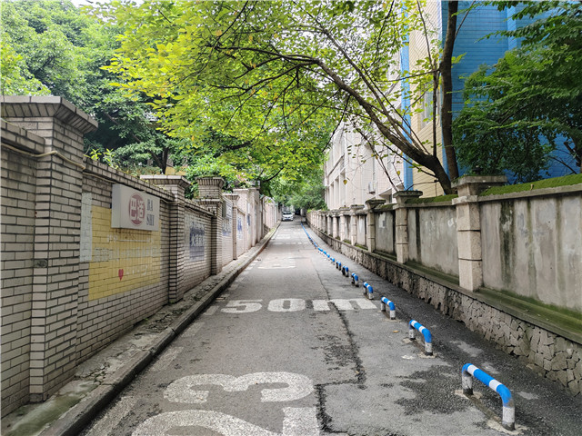 安裝U型樁打通“生命通道”。江北區(qū)大石壩街道供圖