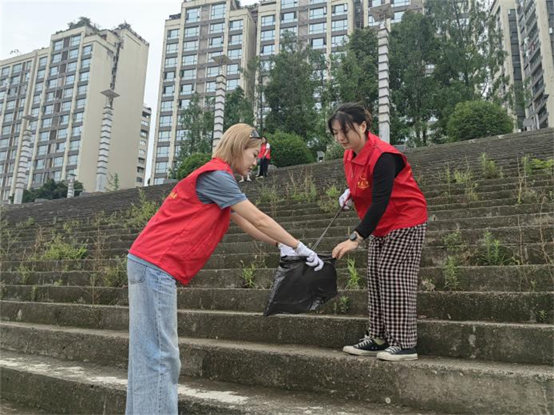志愿者對長江沿岸垃圾進行清理。通訊員 郭馨璘 攝