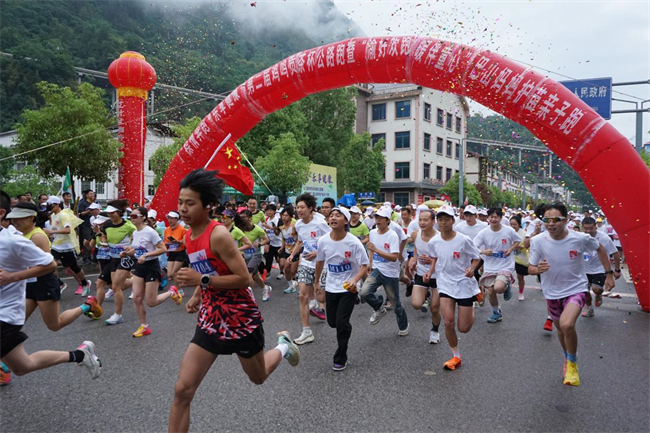 參賽選手火熱開跑。雞鳴鄉供圖