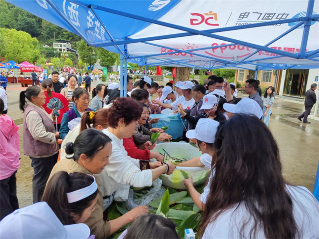 包粽子趣味活動。雞鳴鄉供圖