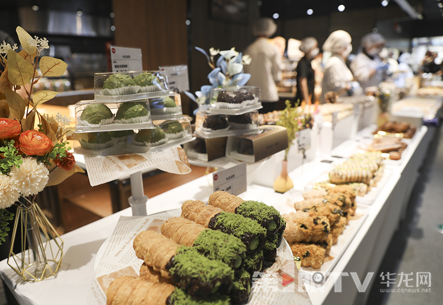 门店引入95支烘焙商品、356支熟食商品。第1眼TV-华龙网首席记者 李文科 摄