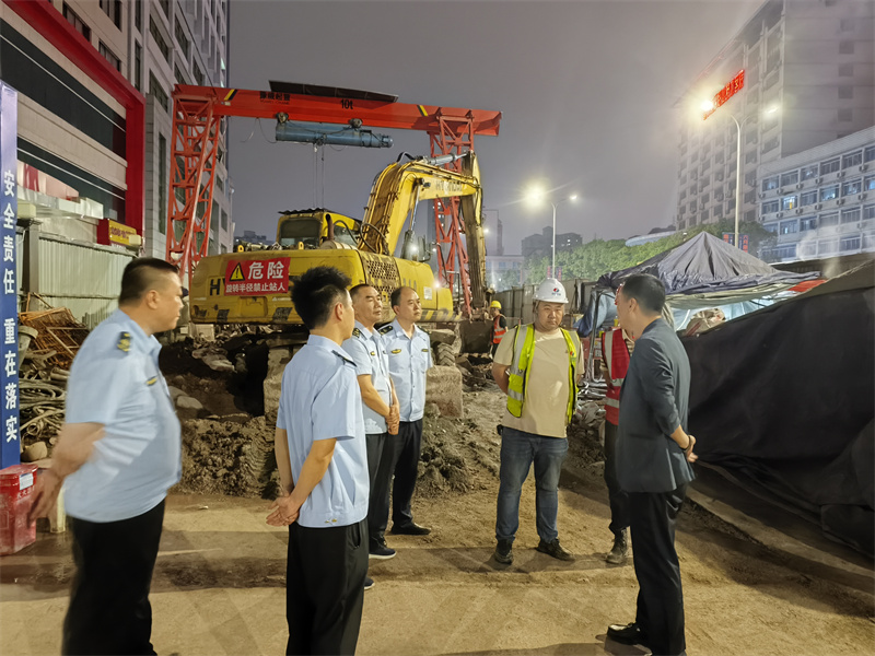 巡查現(xiàn)場。江北區(qū)大石壩街道供圖