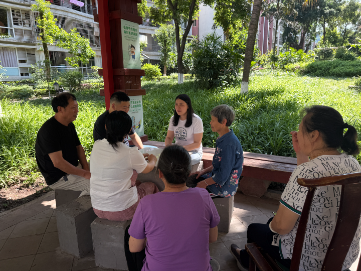 居民在議事亭下共同商討社區事務。資料圖