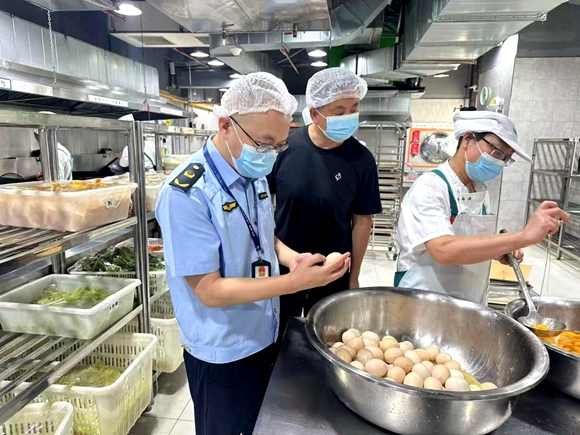 大足區市場監管局工作人員檢查高考供餐食材。大足區市場監管局供圖 第1眼TV-華龍網發
