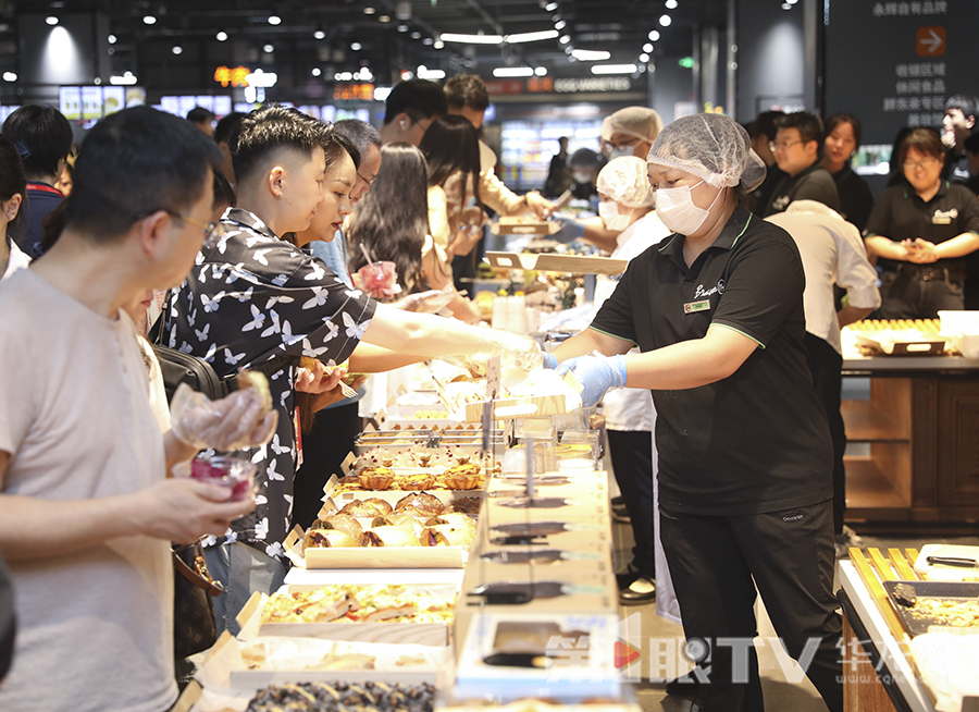 市民品尝美食。第1眼TV-华龙网首席记者 李文科 摄