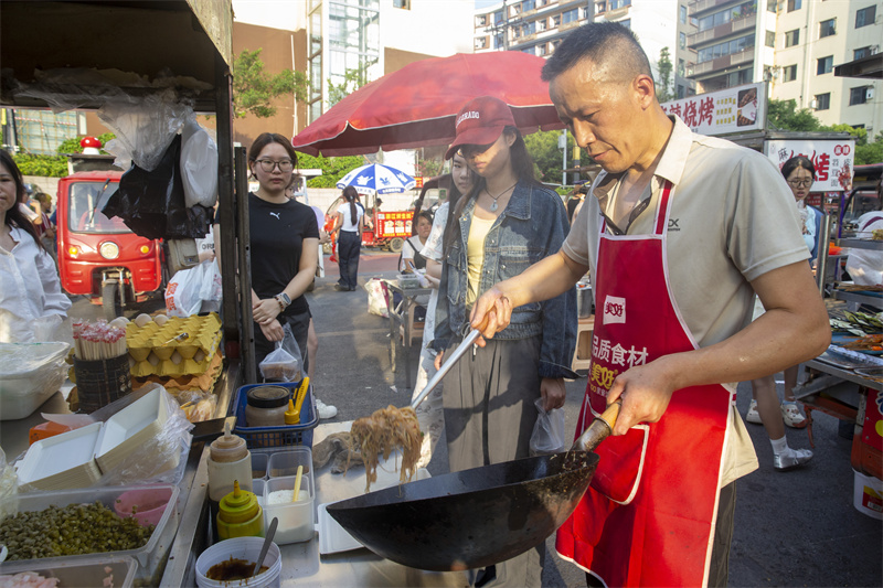 3攤販正在制作美食。云陽(yáng)縣融媒體中心供圖