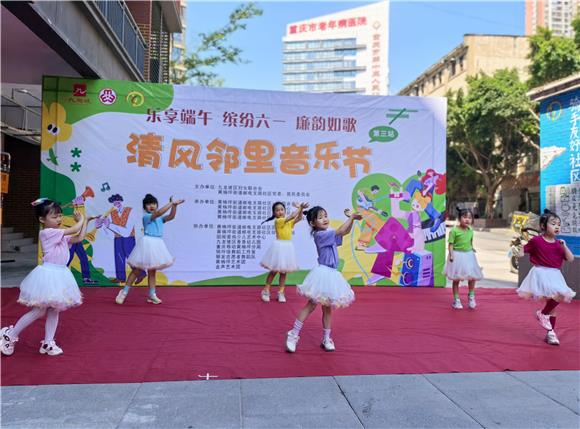幼兒園小朋友用歡快的舞蹈傳遞童真與快樂。通訊員 梁艷 攝