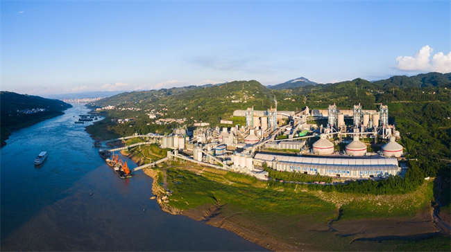 東方希望水泥廠。陳健 攝