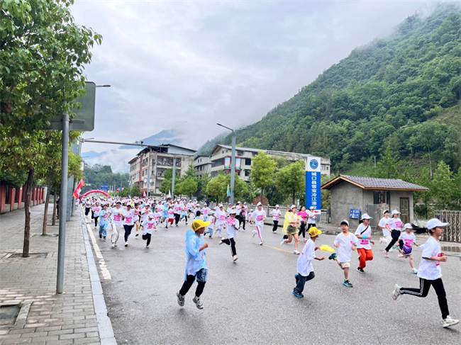 親子跑組活力出發。雞鳴鄉供圖
