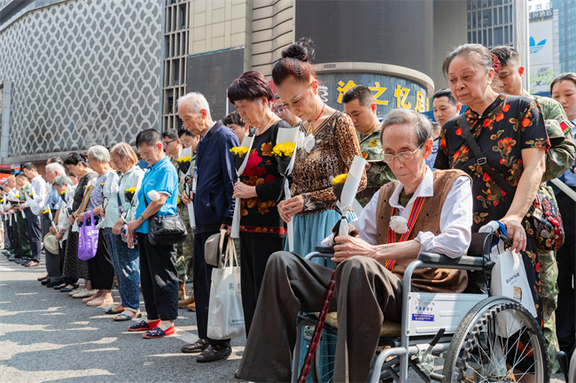 現場人員與途經市民駐足默哀，緬懷84年前遇難的同胞。渝中區委宣傳部供圖 第1眼TV-華龍網發