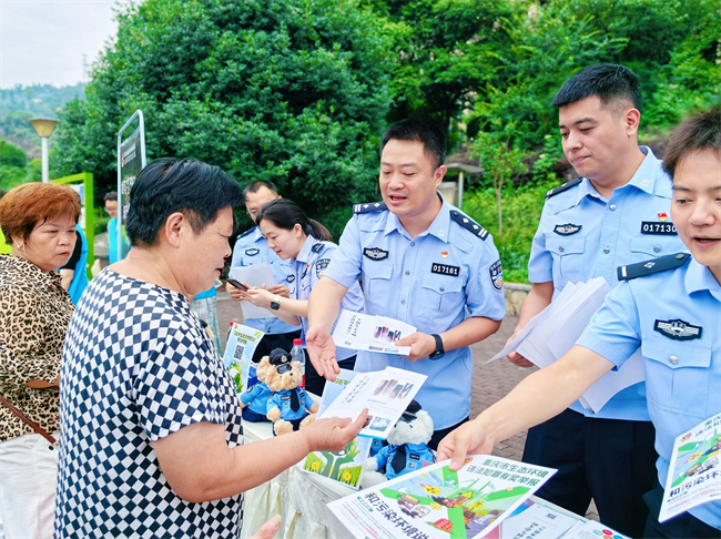 志愿者為市民發放宣傳資料。巴南區生態環境局供圖。第1眼TV-華龍網發