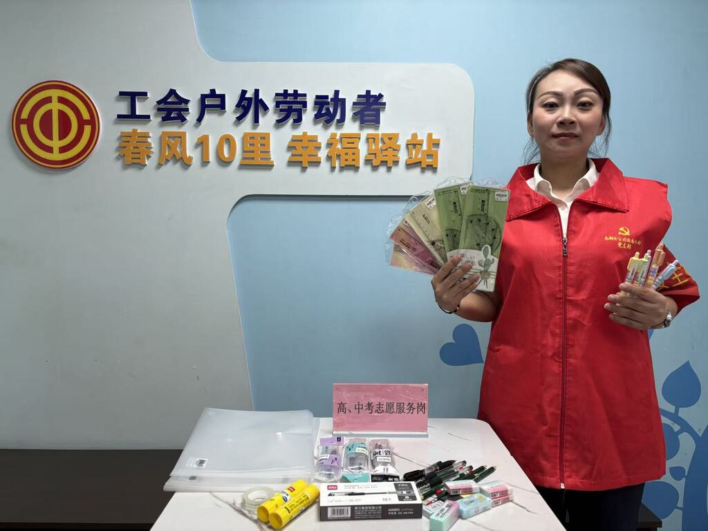 公交10路在起點站準備了文具，免費提供給有需要的考生。受訪者供圖