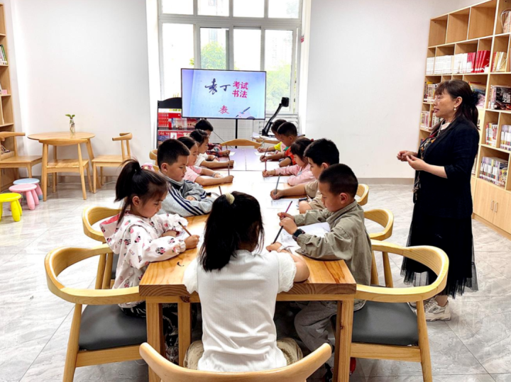 箭河社區為孩子們開展書法培訓。資料圖