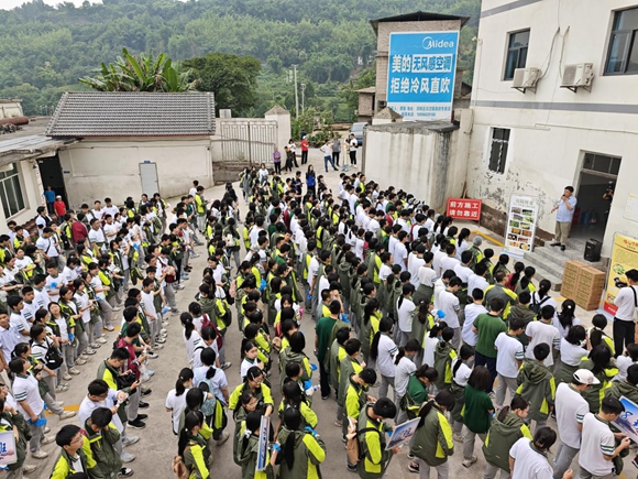 華民樂黨支部書記伍克華正在為學生們講解從青菜頭到榨菜的演變過程。涪陵區石沱鎮供圖