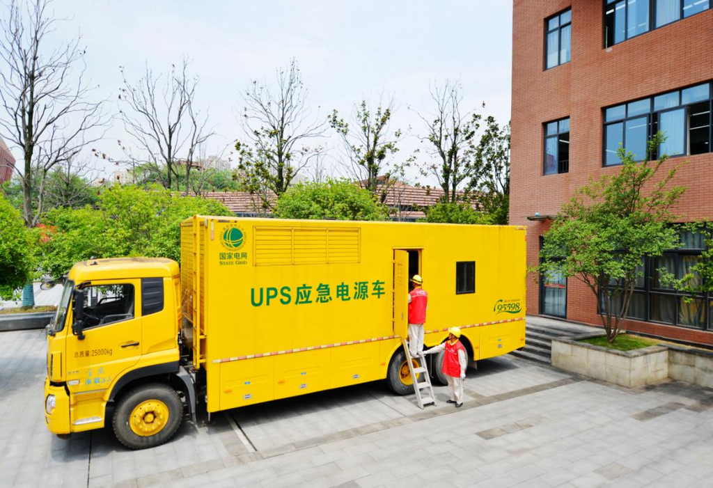 電力工作人員在重慶第一實(shí)驗(yàn)中學(xué)接入發(fā)電車(chē)。通訊員 韓薇 攝